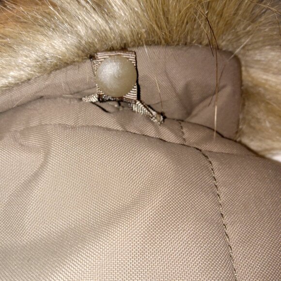 VERY WARM MED. GREEN CARHARTT COAT WITH FUR - Picture 5 of 5